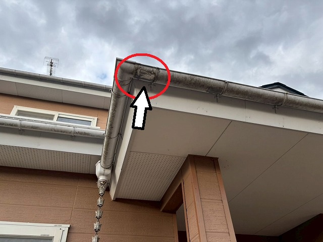 角田市　雨がポタポタ落ちてくる軒樋接続箇所の様子