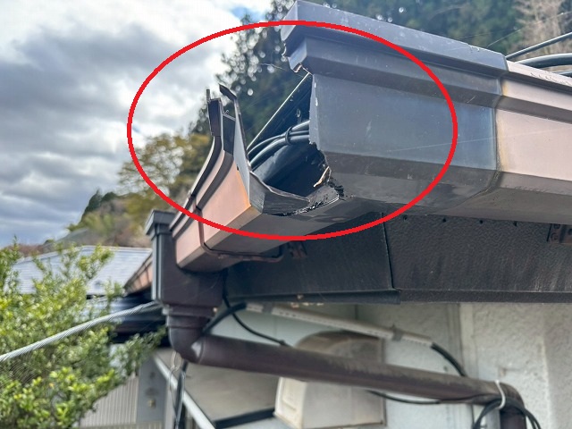 富谷市　雨樋の角が割れている様子