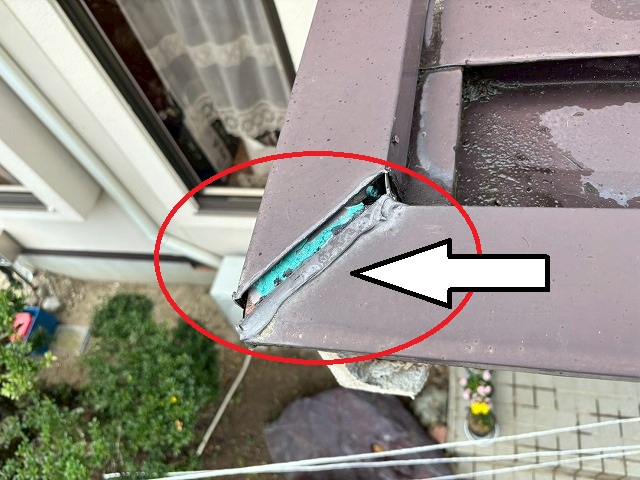 大崎市　玄関上の板金笠木の角に隙間が発生している