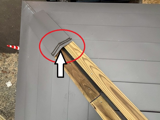 仙台市青葉区　棟包み板金の重なり部分に防水処理を行った