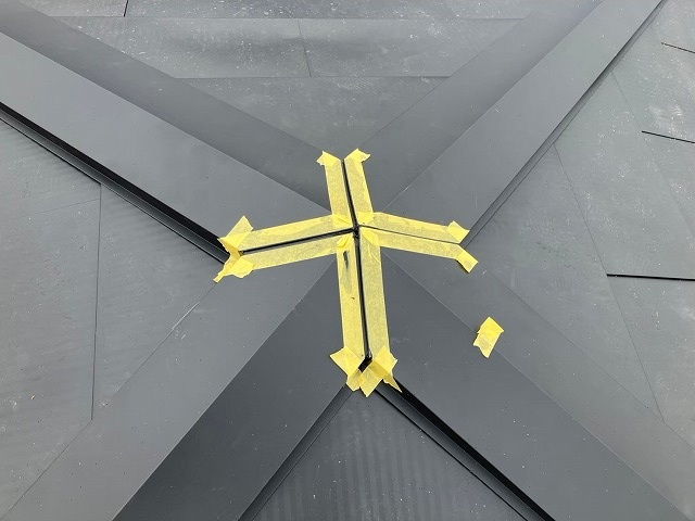 仙台市泉区　4方向から交わる棟包み板金の重なり箇所に防水処理を行うために養生を行った