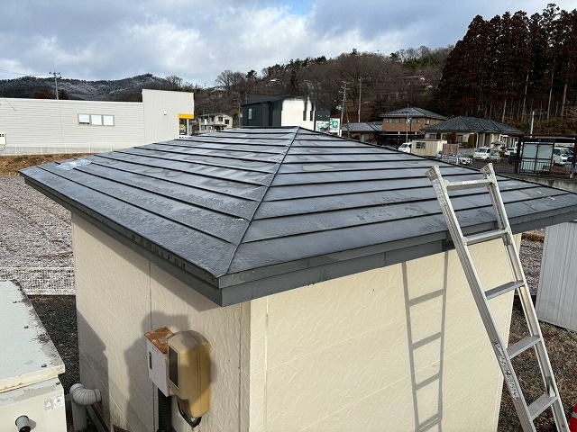 仙台市青葉区　穴が空いてしまった物置の横葺き屋根