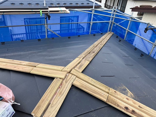 仙台市泉区　屋根カバー工事に伴い、棟包み板金用の木下地を設置した