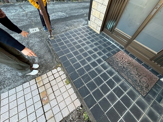 仙台市太白区玄関ポーチタイルの剥がれに悩んでいる