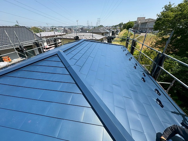 仙台市泉区　金属屋根の上にガルバリウム鋼板製の屋根で屋根カバー工事を行った