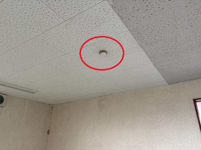 岩沼市　天井張り替え時に照明器具などの箇所の細工を行った