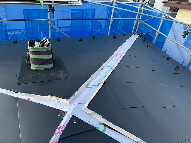 仙台市泉区　屋根全体に設置した横葺屋根の棟際の立ち上げ加工を行った