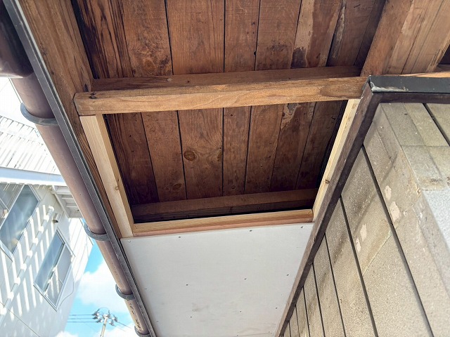 仙台市太白区　軒天が設置されていないため、木下地が丸見え