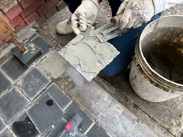 仙台市太白区 玄関タイルの裏に接着剤塗布