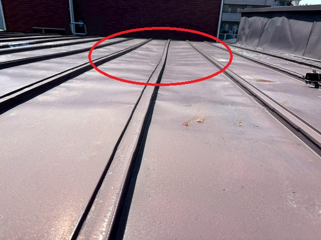 仙台市若林区　屋根の下地が腐食しているため　瓦棒屋根の中段が凹んでいる様子