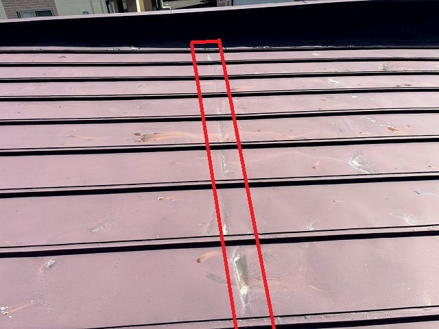 仙台市若林区　屋根本体の中段部分に　一列薄っすらと折り曲げたような跡