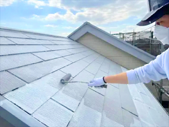 白に近い淡彩色で塗