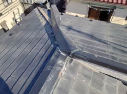 棟板金が大きく剥がれた施工前のスレート屋根