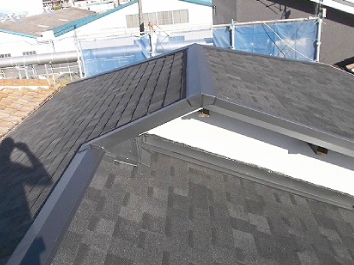 アスファルトシングル屋根材リッジウェイにて屋根葺き替え工事が完了