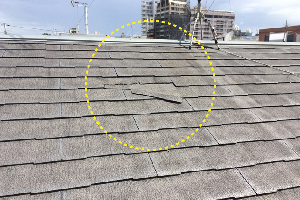 強風で割れてしまったスレート